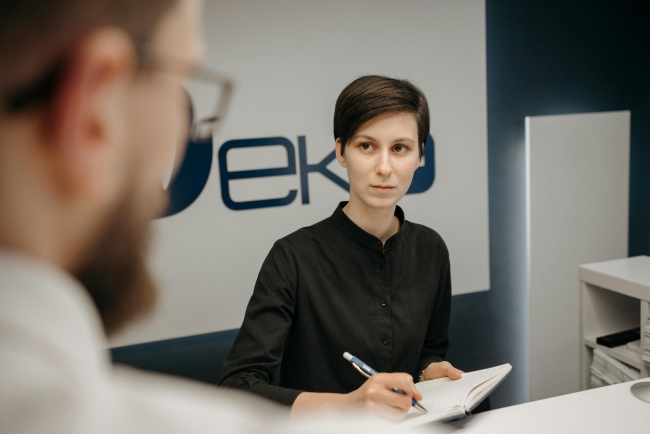 dental receptionist assisting a person for dental appointment