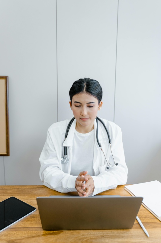 doctor talking to her dental scribe